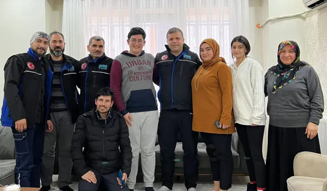Şanlıurfa'da arama kurtarma ekibi enkazdan kurtardıkları aileye ziyaret