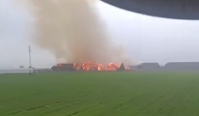 Şanlıurfa'da Yangın Paniği: Saman Balyaları Alev Alev Yandı!