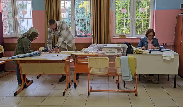 Adana'da oy verme işlemi başladı