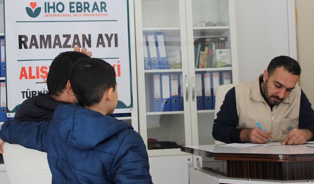 IHO EBRAR Cizre'de onlarca aileye alışveriş kartı dağıttı