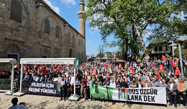Bursa'da binlerce kişi Filistinli şehidler için gıyabi cenaze namazı kıldı
