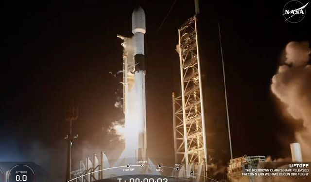 SpaceX, tek bir roketle Ay'a iki iniş aracı fırlattı