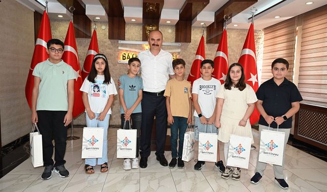 Bursluluk sınavında tam puan alan öğrenciler ödüllendirildi