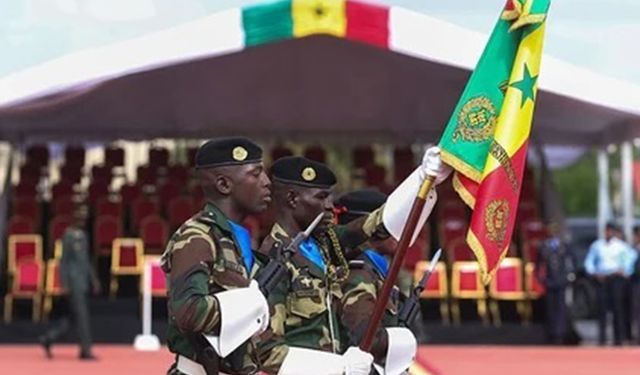 Fransa Senegal'deki askeri üslerden çekildi
