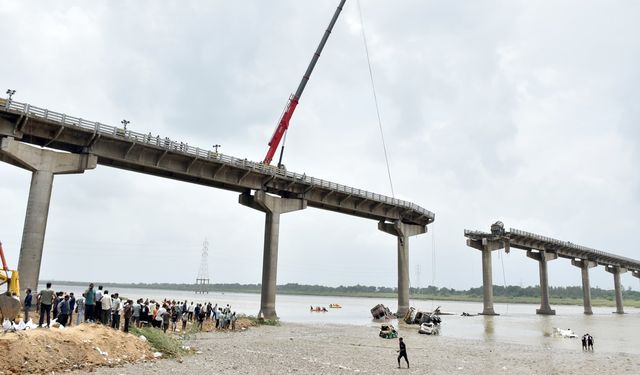 Hindistan'da çöken köprüde ölenlerin sayısı artıyor
