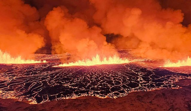İzlanda’da yanardağ patlaması