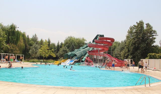 Kavurucu sıcaklardan bunalan vatandaşlar serinlemek İçin çareyi havuzlarda buluyor