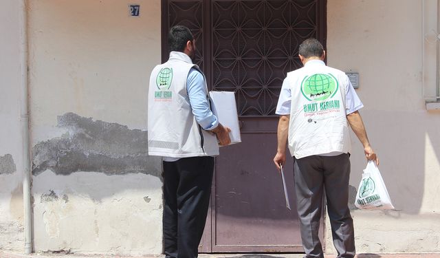 Umut Kervanı Mersin'de ihtiyaç sahiplerine gıda yardımı yaptı