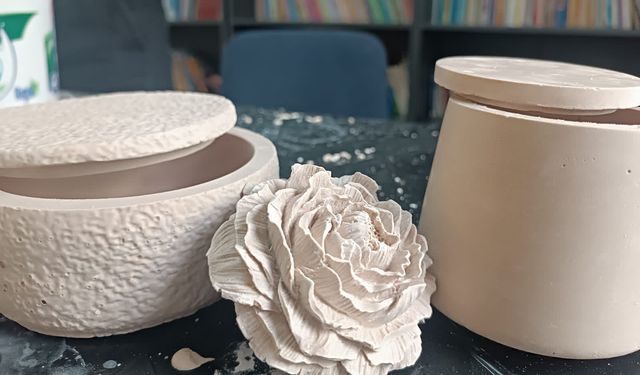 Himaye altındaki çocuklar yaz tatilinde alçı ve seramik kursunda