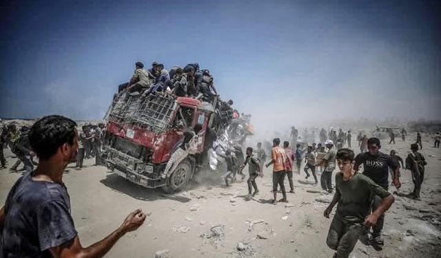 Katil rejimin tehlikeli yola yönlendirdiği yardım tırı devrildi: 20 şehit, onlarca yaralı