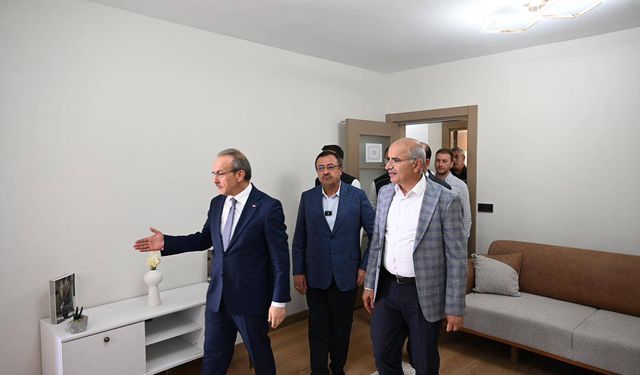 Malatya Valisi Yavuz deprem konutlarını yerinde inceledi
