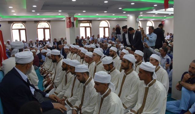 Bitlis'te icazet merasimde eller Gazze için semaya kalktı