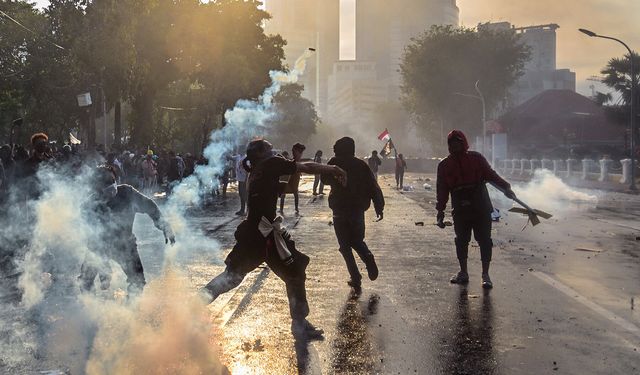 Endonezya’da devam eden protestolarda 6 kişi öldü, ordu sokakta