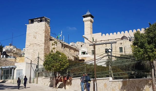 İşgal rejimi, İbrahim Camii’nin iç avlu tavanına el koyma kararı aldı