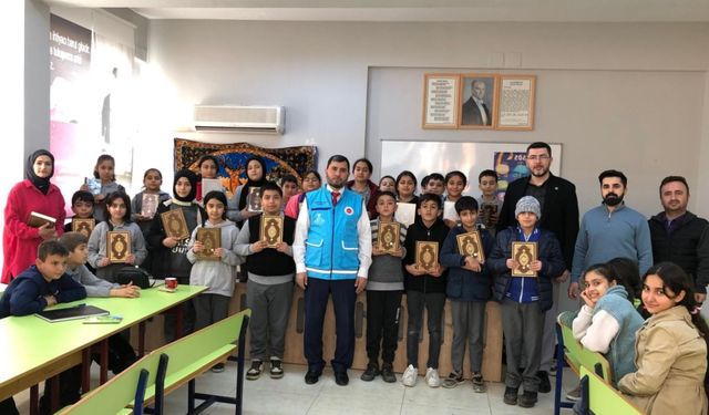 Kur’an-ı Kerim dersini seçen öğrencilere TDV'den anlamlı hediye