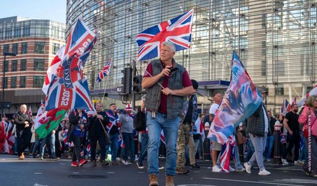 Londra'da olaylar: 26 polis yaralı, 25 gözaltı