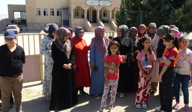 Okul servislerinin iptal edilmesine tepki gösteren veliler: Okul evlerimize uzak, çocuklarımızın sonu Narin Güran gibi olmasın!