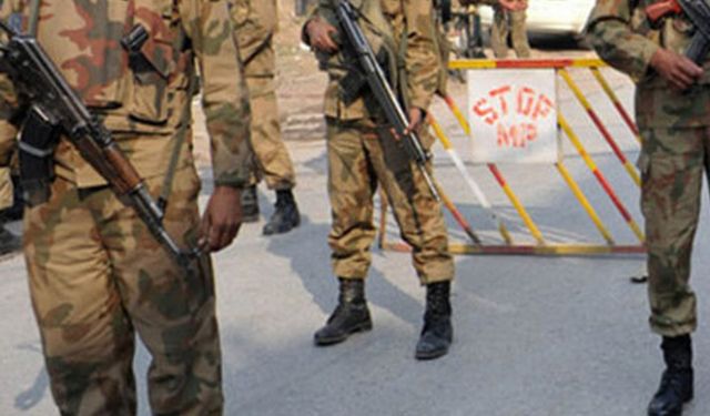 Pakistan'da askerlere saldırı: 5 ölü