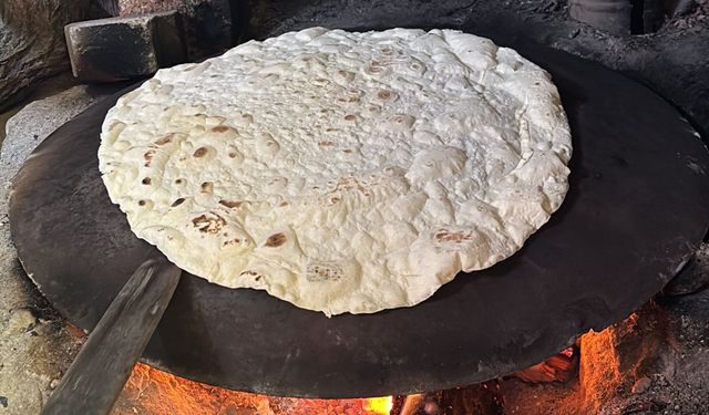Tazeliğini aylarca koruyan sac ekmeği kış sofraları için pişiriliyor