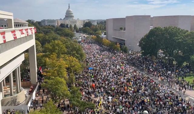 ABD'de milyonlarca kişi Trump'a karşı "Krallara Hayır" protestosuna katıldı