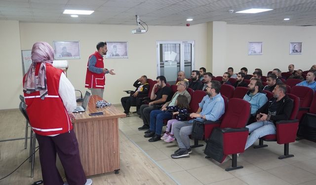 Batman'daki yurt personeline temel ilk yardım eğitimi