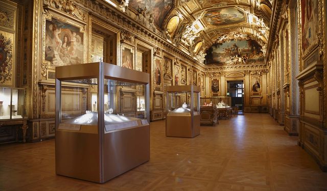 Fransa'daki Louvre Müzesi'nden tarihi mücevherler çalındı