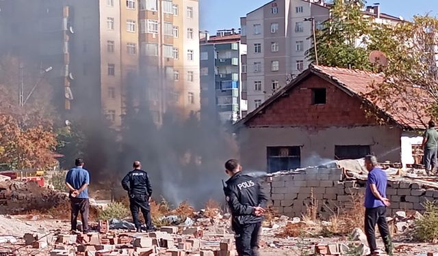 Konya'nın Karatay ilçesinde, kömürlükte yangın çıktı