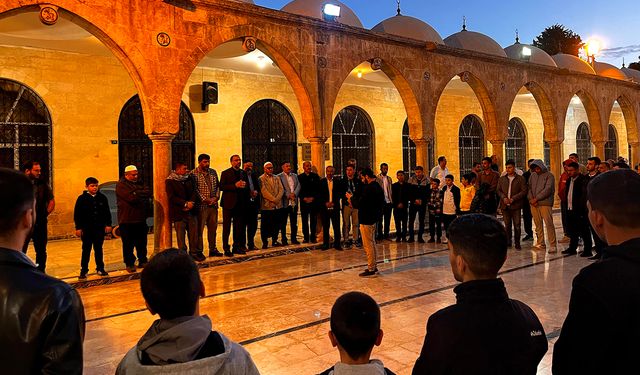 Şanlıurfa'da gençler sabah namazında buluştu