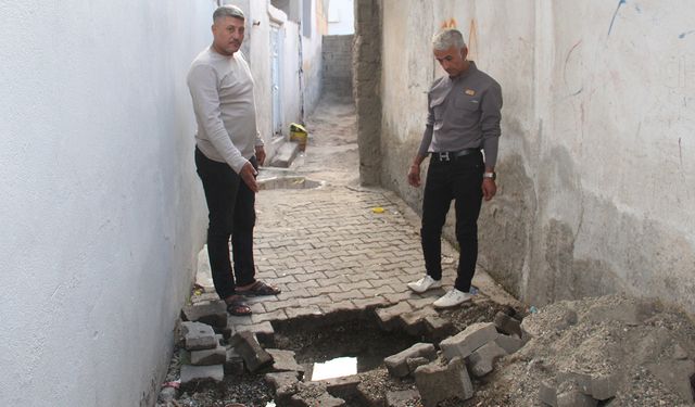 Batman'da 4 katlı binanın altına aylardır sızan su korkutuyor