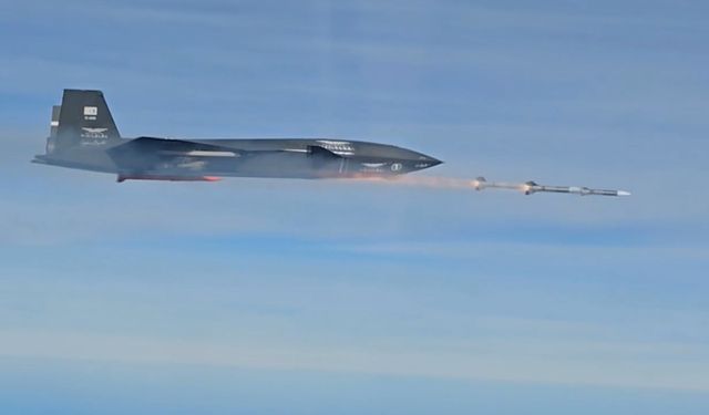 Bayraktar KIZILELMA'dan dünyada bir ilk: Hava-hava füzesiyle hedefini vurdu