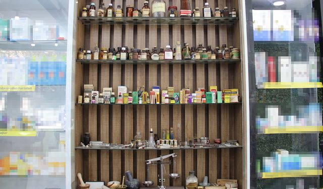 Eczanesinde 150 yıllık ilaçlarla mesleğin geçmişini yaşatıyor