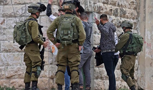 İşgalciler aralarında eski esirlerin de olduğu en az 50 Filistinliyi alıkoydu