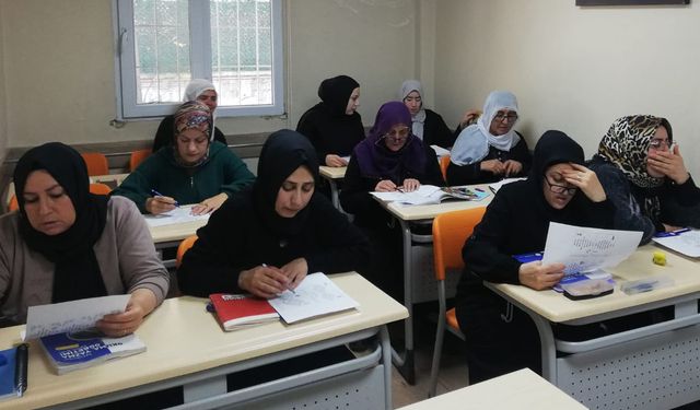 Kadınlara yönelik okuma yazma kursu devam ediyor