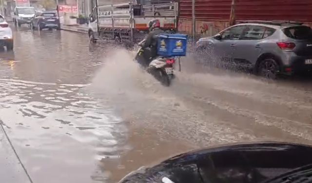 Kısa süreli yağış Batman'da sokakları göle çevirdi