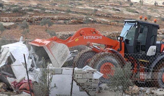 Siyonist rejim Kudüs'te evleri yıktı, iki Filistinli işçiyi yaraladı