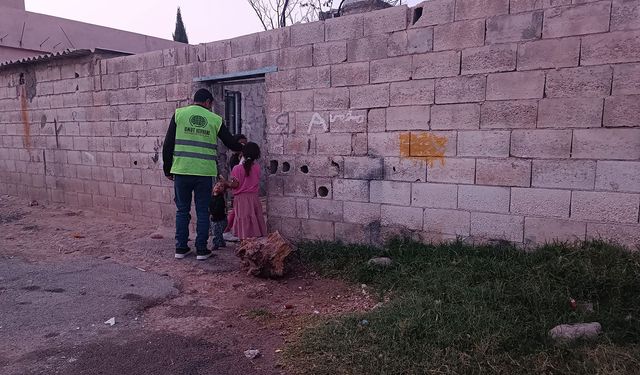 Umut Kervanı Akçakale'de her ay düzenli gıda yardımında bulunuyor