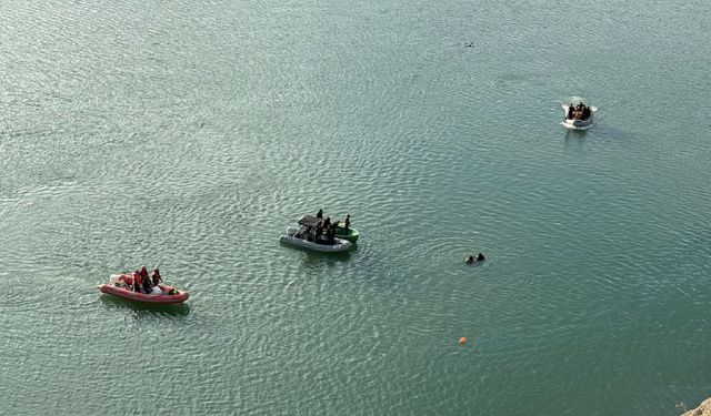 Van’da baraj gölüne düşen otomobildeki 3 kişi hayatını kaybetti