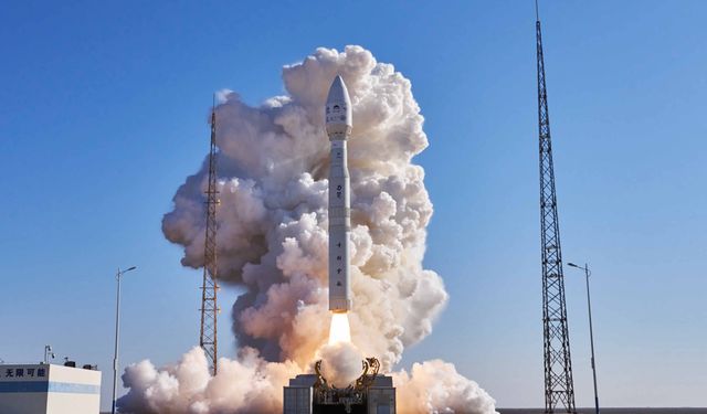 Çin, BAE'nin bir uydusuyla birlikte 9 uyduyu yörüngeye gönderdi