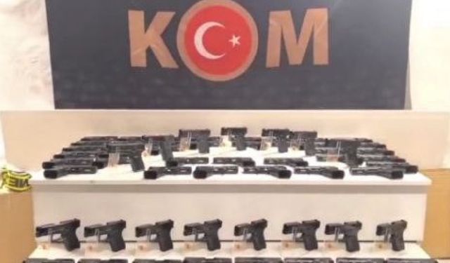 Eskişehir’de arızalı süsü verilen araçtan 480 tabanca ve binlerce silah parçası çıktı