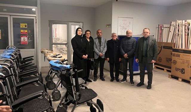 Hasta yakını olarak zorluk yaşadı, hastalar için sandalye bağışladı