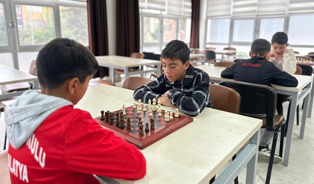 Malatya’da öğrenciler satranç turnuvasında kıyasıya yarıştı