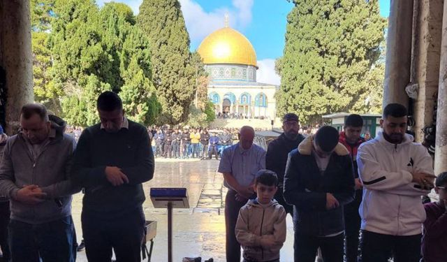 Siyonist rejimin engellerine rağmen 50 bin Müslüman Mescid-i Aksa'da saf tuttu
