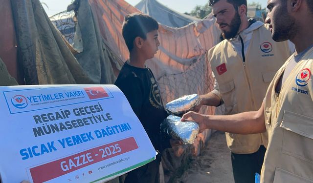 Yetimler Vakfı Regaip Kandili münasebetiyle Gazze'de sıcak yemek dağıttı