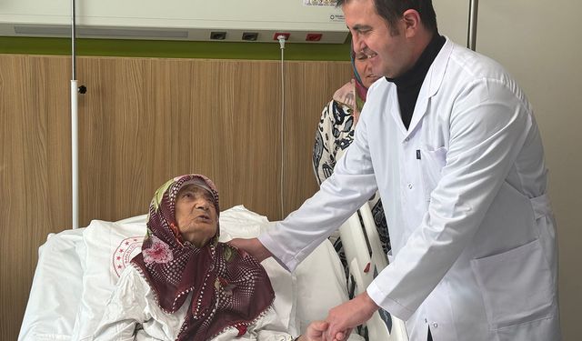 87 yaşındaki hastadan 4,5 kiloluk tümör alındı