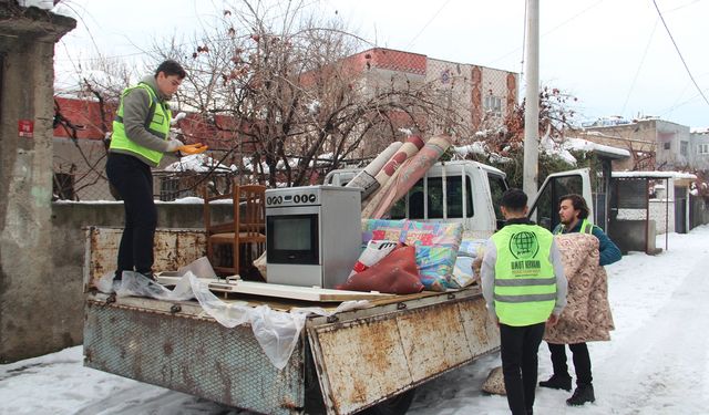 Batman Umut Kervanı'ndan mağdur ailelere ev eşyası ve gıda desteği