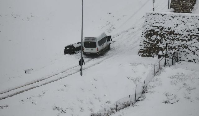 Batman'da kar nedeniyle araçlar yolda kaldı