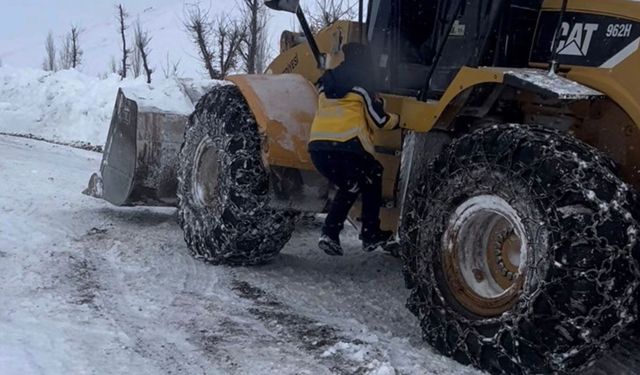 Battalgazi Belediyesi ekipleri sağlık çalışanlarını iş makinesiyle hastaya ulaştırdı