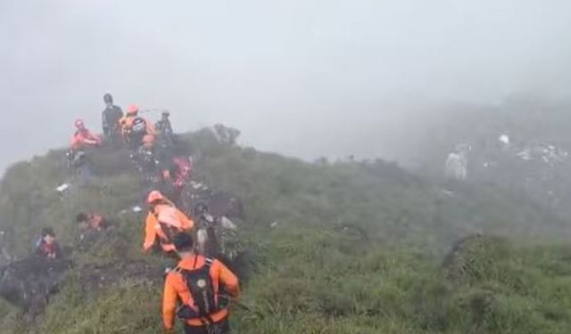 Endonezya’da 11 yolcusuyla kaybolan uçağın enkazı bulundu