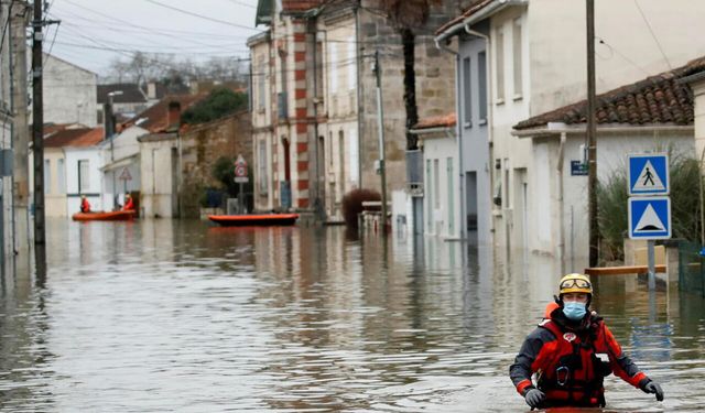 Fransa'da şiddetli yağışlar nedeniyle sel uyarısı