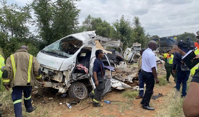 Güney Afrika'da öğrenci servisi kamyonla çarpıştı: 12 ölü